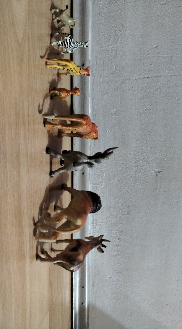 Koyu Tonlarda Camel Renkli Hayvan Figürleri - Görsel 2