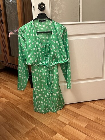 s Beden yeşil Renk Bershka yeşil çiçekli saten bolerolu elbise
