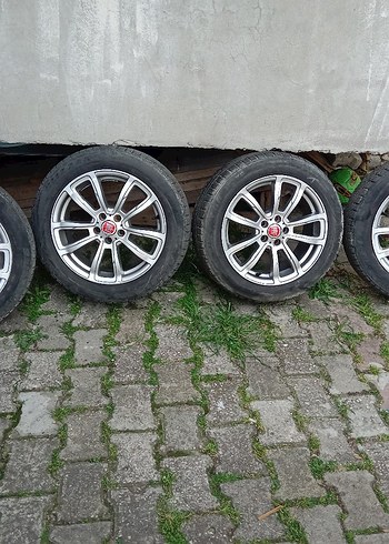Gri Jantlı Araba Lastikleri