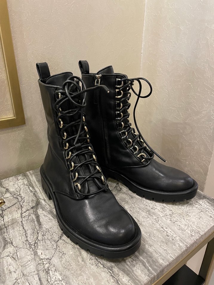 Siyah Deri Bağcıklı kadın Bot - Görsel 2