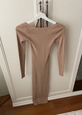 Kruvaze yaka askılı fitilli triko elbise - Görsel 4