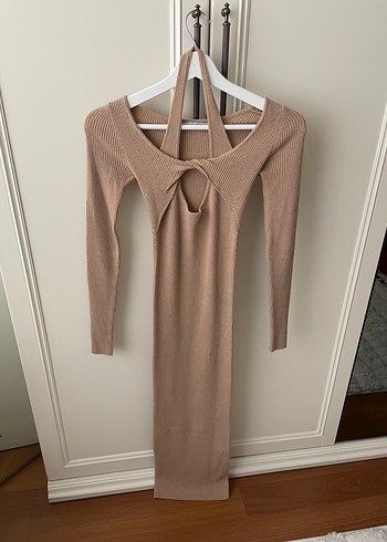 Kruvaze yaka askılı fitilli triko elbise - Görsel 2