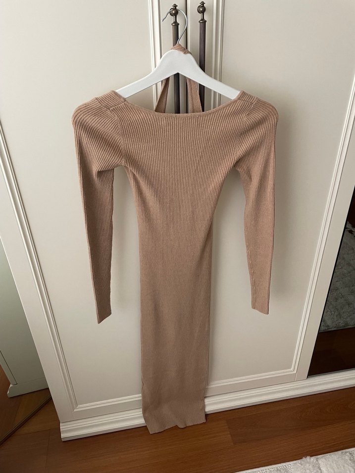 Kruvaze yaka askılı fitilli triko elbise - Görsel 4