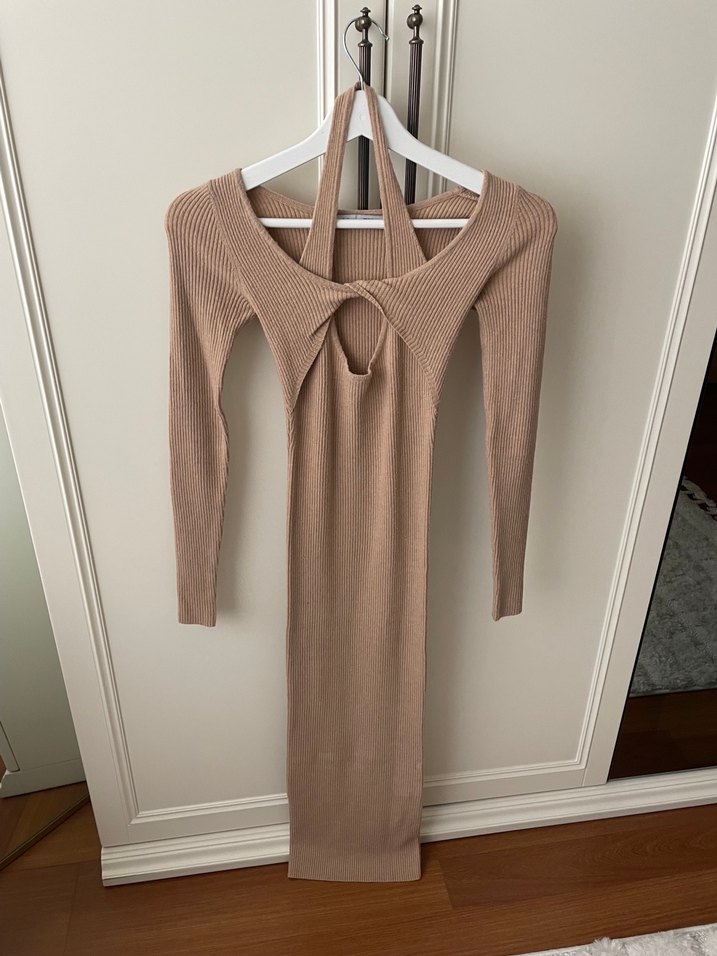 Kruvaze yaka askılı fitilli triko elbise - Görsel 2