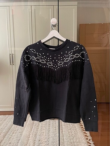 Püsküllü zımba baskılı sweatshirt