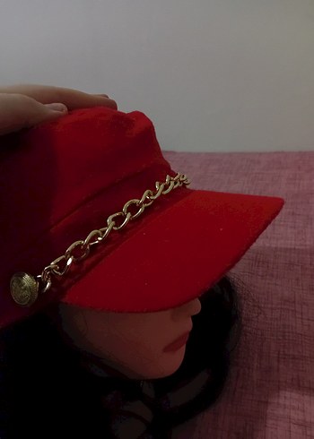 Kırmızı Zincir Detaylı Şapka  Trend & Şık - Görsel 3