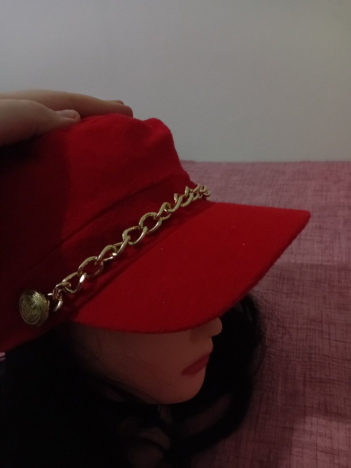 Kırmızı Zincir Detaylı Şapka  Trend & Şık - Görsel 3