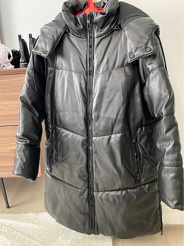 Stradivarius deri uzun şişme mont - Görsel 5