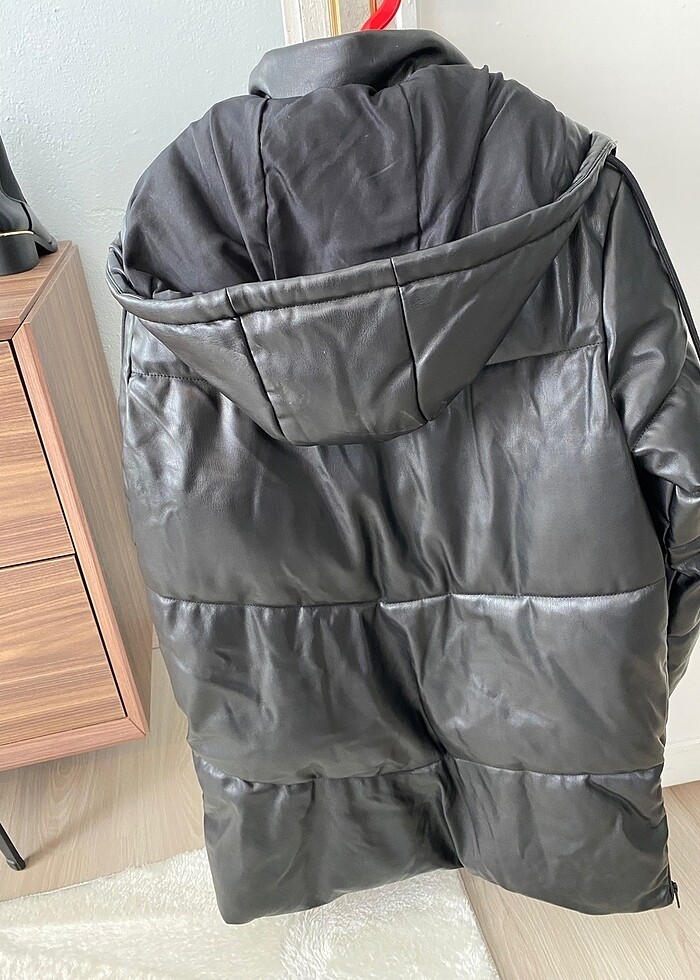 Stradivarius deri uzun şişme mont - Görsel 2