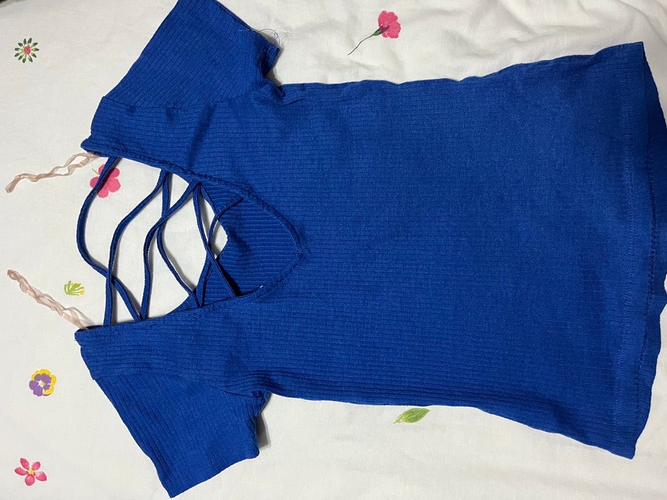 Mavi V Yakalı İnce Askılı Kadın Tişörtü - Görsel 2