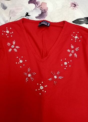 Boncuk işlemeli t-shirt 