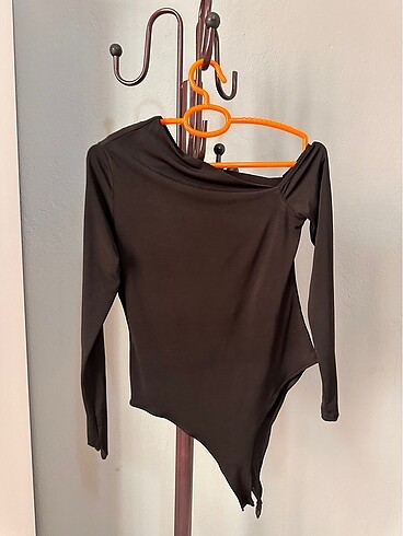 Trendyol & Milla Omzu açık çıtçıtlı body