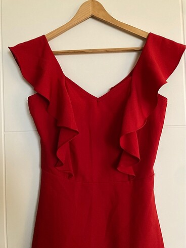 Kırmızı fırfırlı kalın askılı kısa elbise