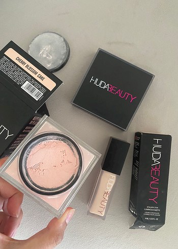Huda Beauty Huda Beauty baking pudra ve kapatıcı seti