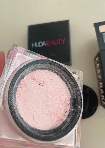 Huda beauty baking pudra