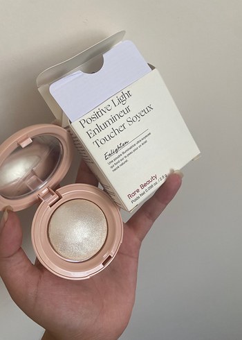  Beden Rare Beauty aydınlatıcı