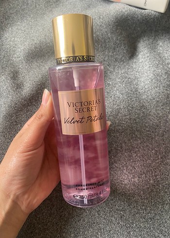 Victoria's Secret Velvet Petals vucüt spreyi