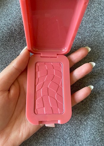  Beden Nyx Buttermelt allık