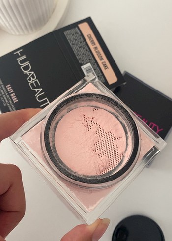 Beden Huda Beauty Cherry Blossom Cake Pudra