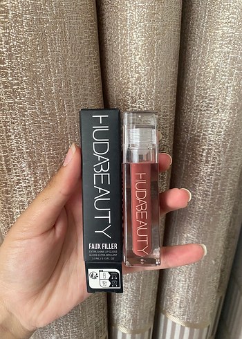 Beden Huda Beauty bombshel lipgloss