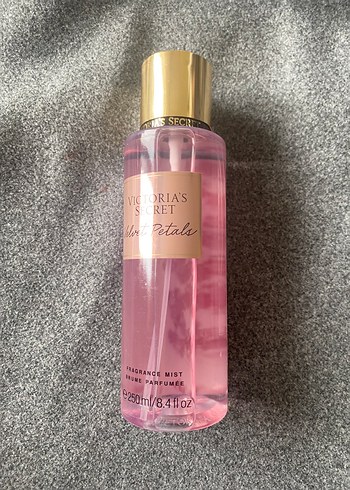 Beden Victoria's Secret Velvet Petals vücut spreyi
