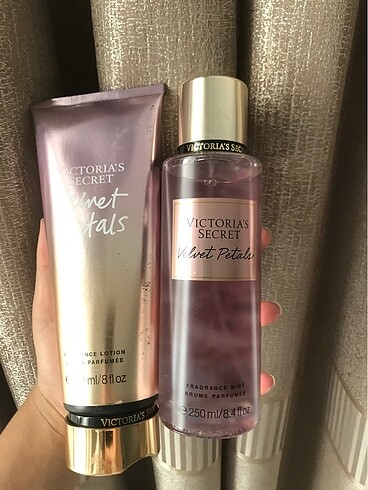  Beden Victoria secret vücut spreyi ve losyon set velvet petals