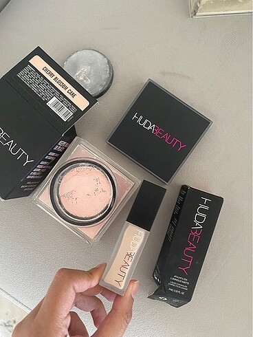Beden Huda beauty baking pudra ve kapatıcı seti