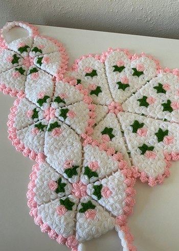 El Yapımı Pembe-Beyaz Çiçekli Örgü Takım - Görsel 4