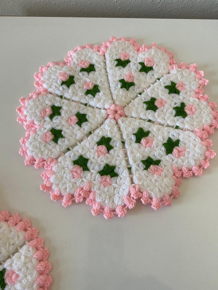 El Yapımı Pembe-Beyaz Çiçekli Örgü Takım - Görsel 2