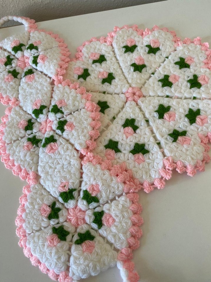 El Yapımı Pembe-Beyaz Çiçekli Örgü Takım - Görsel 3