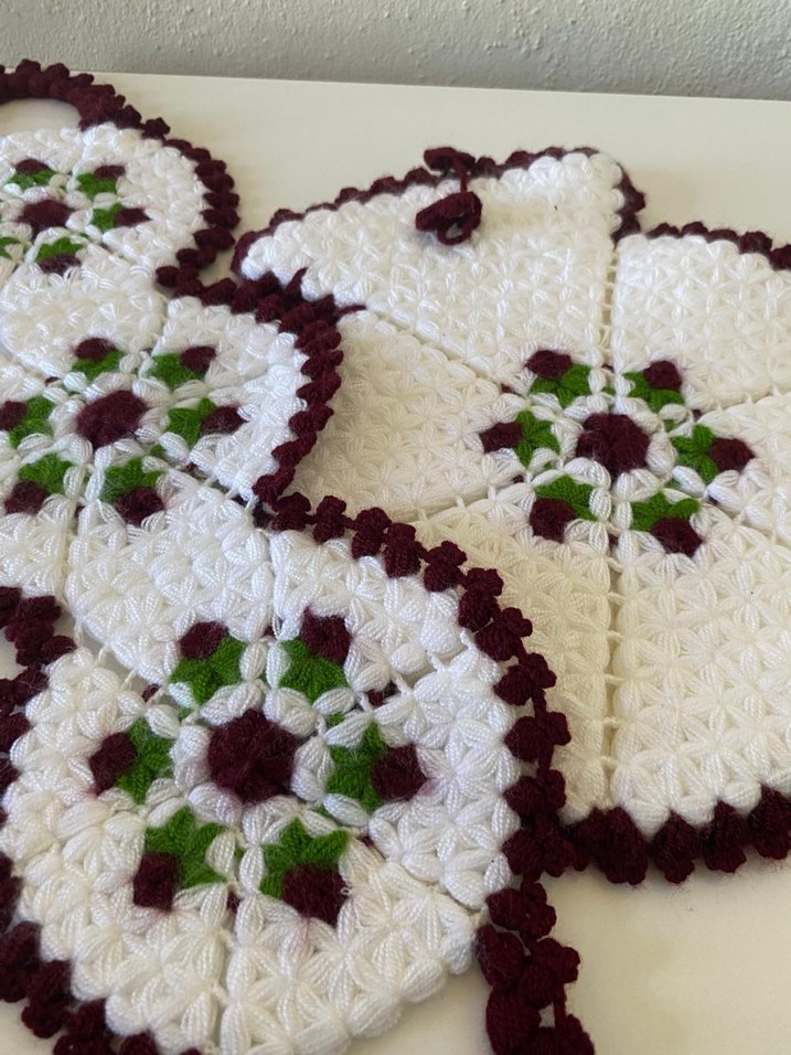 El Yapımı Örgü Masa Örtüsü ve Tutaç Seti - Görsel 2