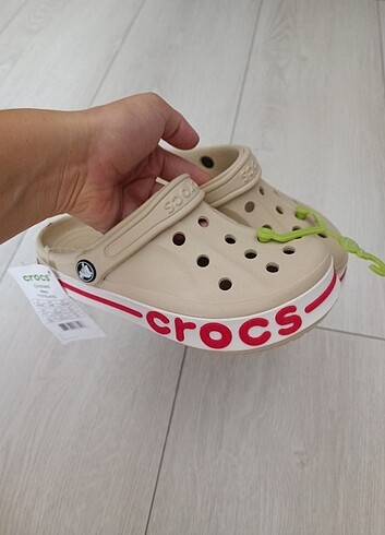 Krem rengi kırmızı şeritli crocs 