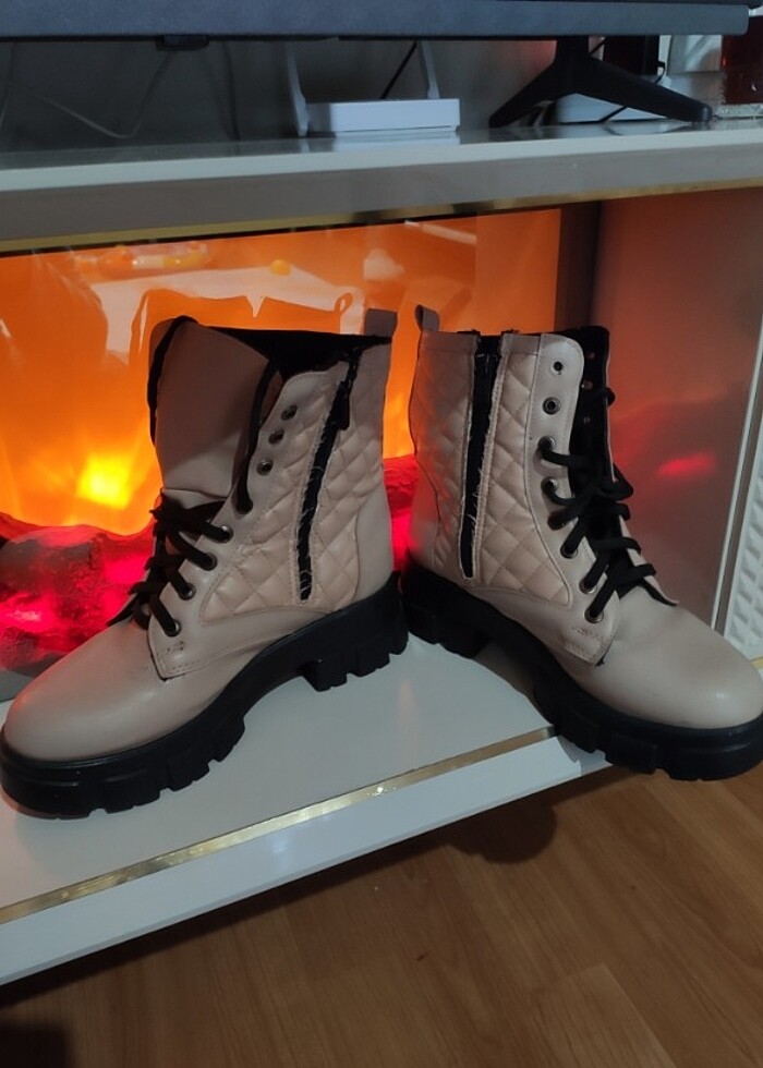 Uzun Fermuarlı Şık Görünümlü 39 Numara Bayan Botu - Görsel 3