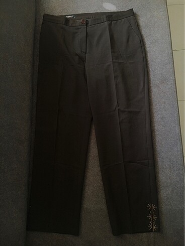 44 Beden siyah Renk Paçaları Taş Detaylı Kumaş Pantolon