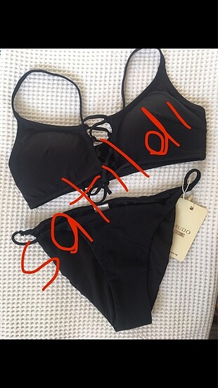 Önü bağcıklı bikini üstü