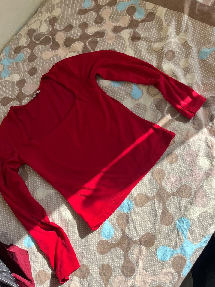 Uzun Kollu Kırmızı V-Yaka Bluz - Görsel 3