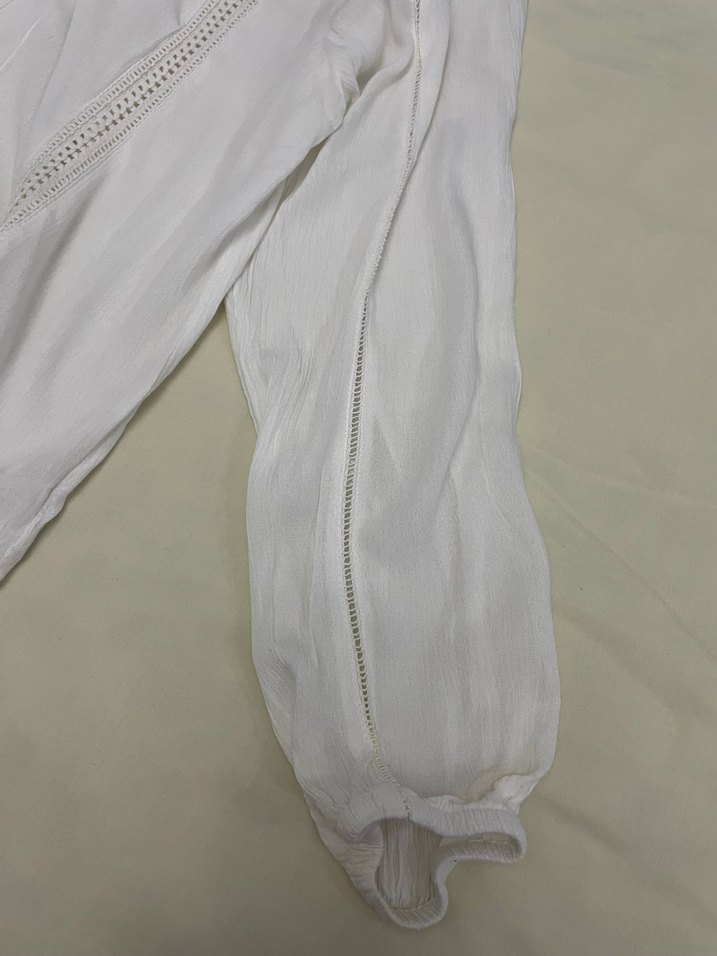 Düğmeli V Yakalı Beyaz Bluz - Görsel 3