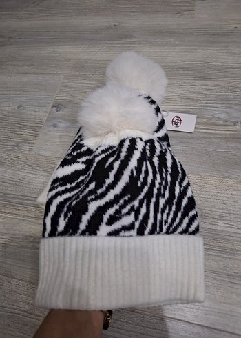 Beyaz Zebra Desenli Ponponlu Kadın Bere - Görsel 4