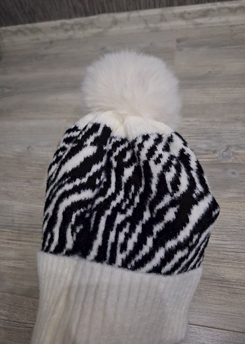 Beyaz Zebra Desenli Ponponlu Kadın Bere - Görsel 3