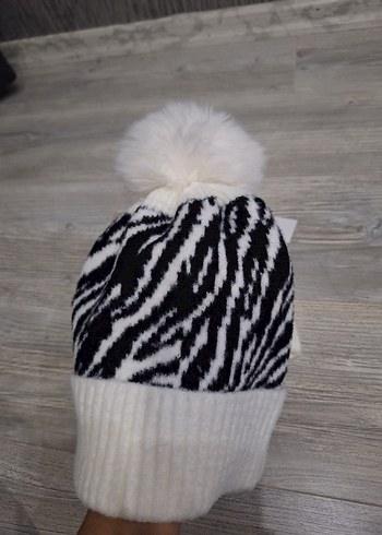 Beyaz Zebra Desenli Ponponlu Kadın Bere - Görsel 2