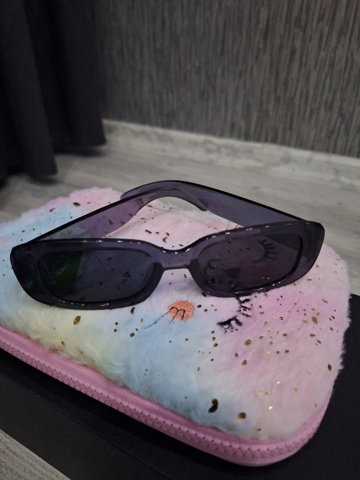 Şeffaf Koyu Gri Minimalist Kadın Güneş Gözlüğü - Görsel 4