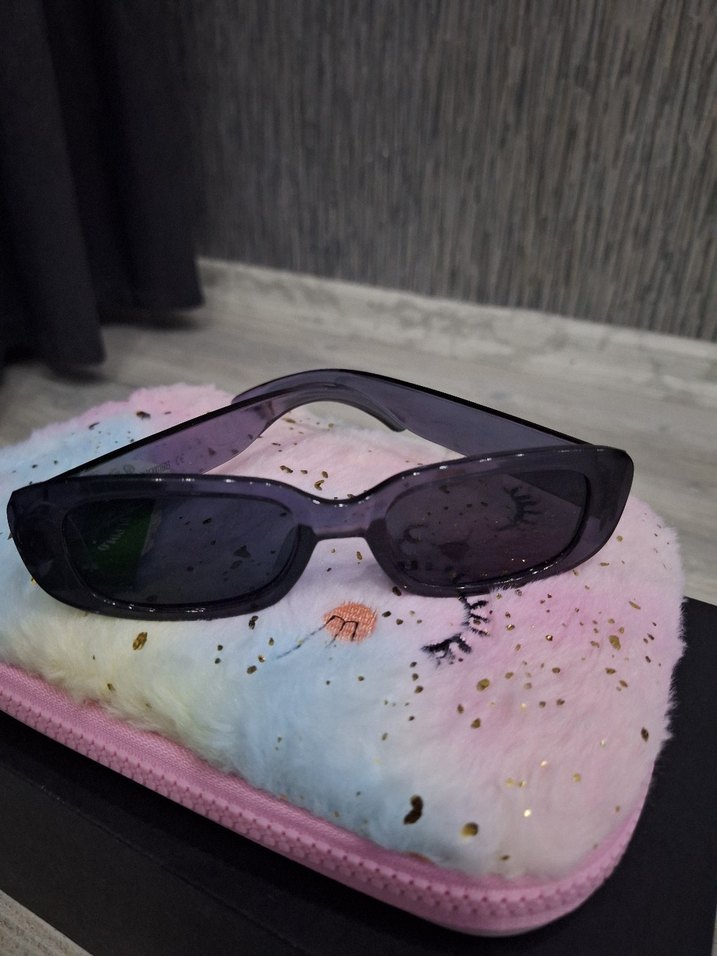 Şeffaf Koyu Gri Minimalist Kadın Güneş Gözlüğü - Görsel 3