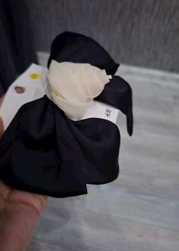 Siyah-Beyaz Saten Fiyonk Saç Aksesuarı - Görsel 4
