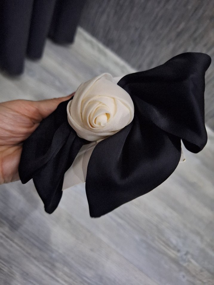 Siyah-Beyaz Saten Fiyonk Saç Aksesuarı - Görsel 5