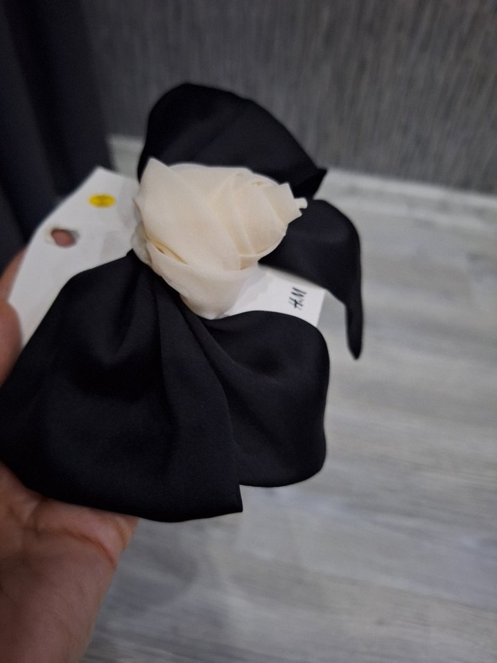 Siyah-Beyaz Saten Fiyonk Saç Aksesuarı - Görsel 4