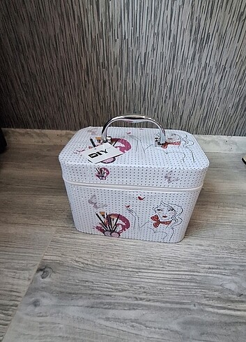 Makyaj Çantası çok derin ve çok kullanış 32 cm Eni x 25 cm boyu 