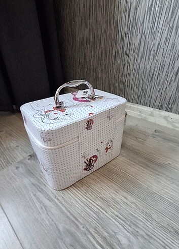 Beden gri Renk Makyaj Çantası çok derin ve çok kullanış 32 cm Eni x 25 cm boyu