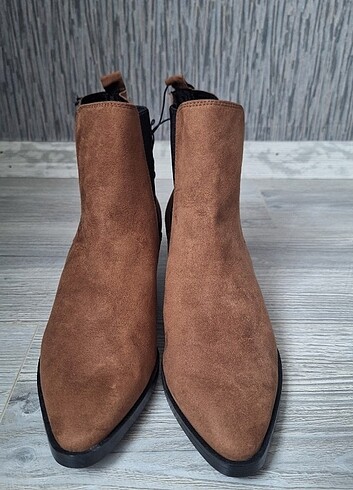 40 Beden H&M Nubuk Bot 5 cm Topuğu mevcuttur