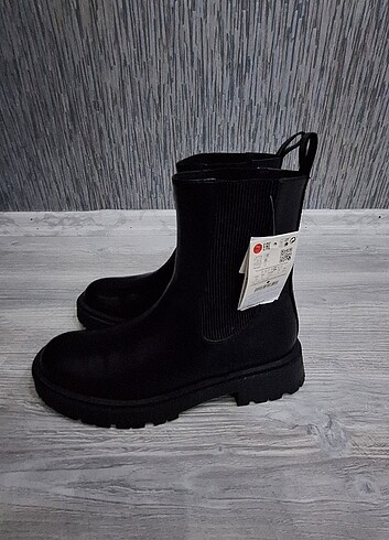 39 Beden PULL&Bear Bot yanda Lastikleri mevcut
