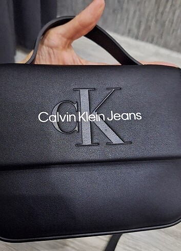  Beden siyah Renk Orjinal Calvin Klein Çanta duruşu çok şık duruyor askılı bölümü 